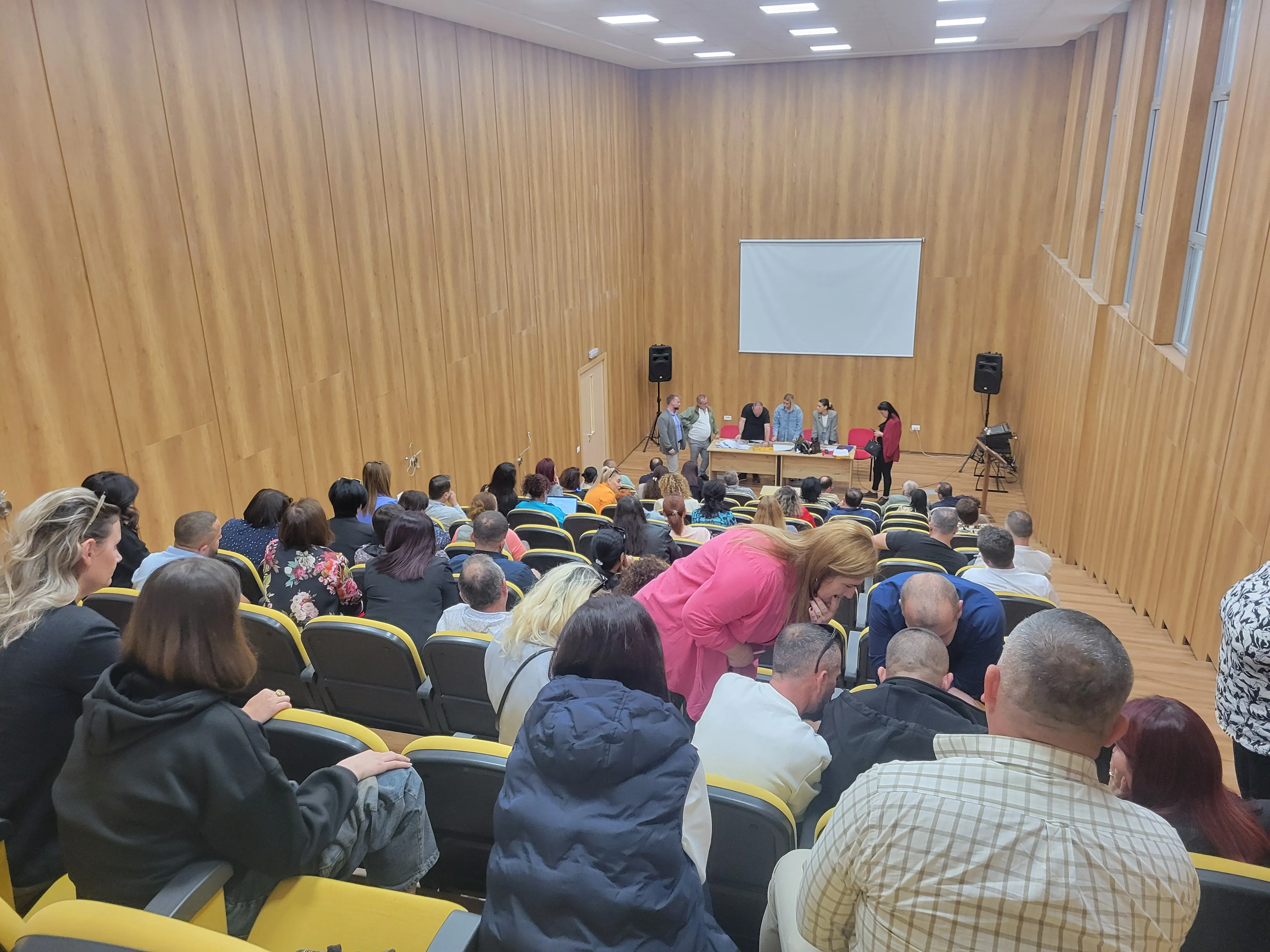 Pjesëmarrës në mbledhjen e parë të Këshillit të Prindërve të Tiranës