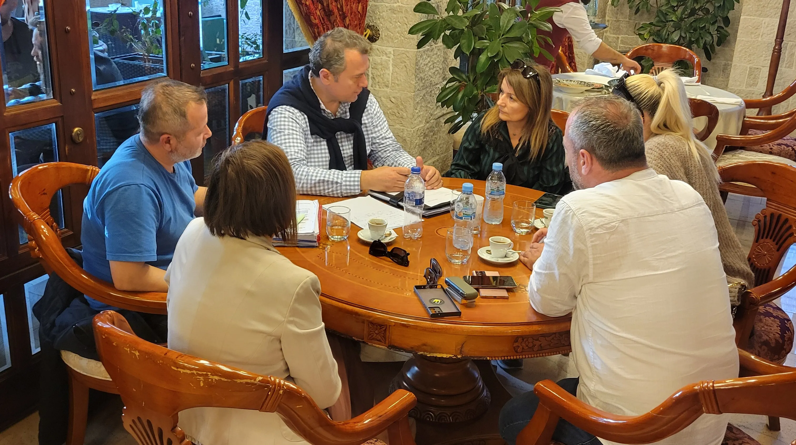 Pjesëmarrës gjatë diskutimit në komitetin e punës